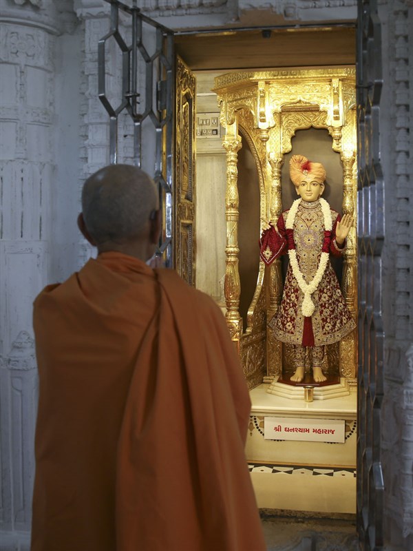 Swamishri engrossed in darshan of Shri Ghanshyam Maharaj, 10 Jun 2017