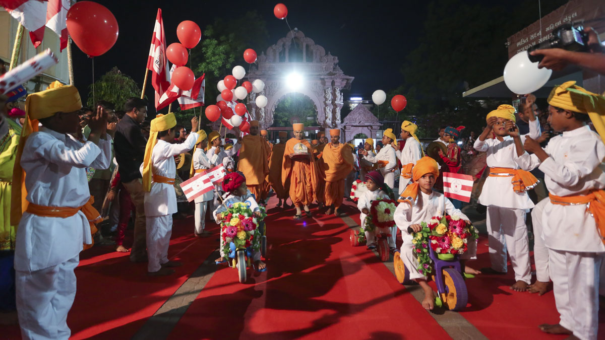 Param Pujya Mahant Swami Maharaj arrives at BAPS Shri Swaminarayan Mandir, Ahmedabad, 10 Jun 2017