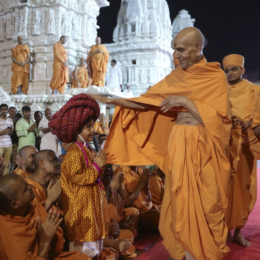 Swamishri blesses a child, 10 Jun 2017