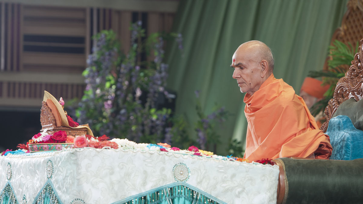 Swamishri performs his morning puja, 11 Jun 2017