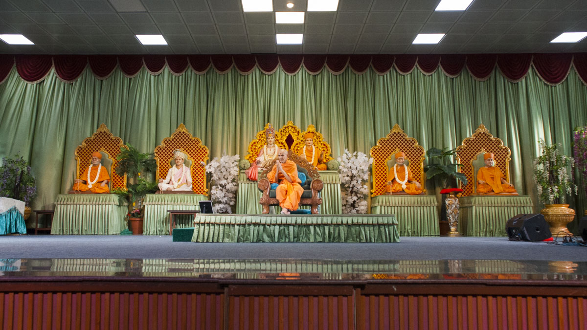 Swamishri greets all with 'Jai Swaminarayan', 11 Jun 2017