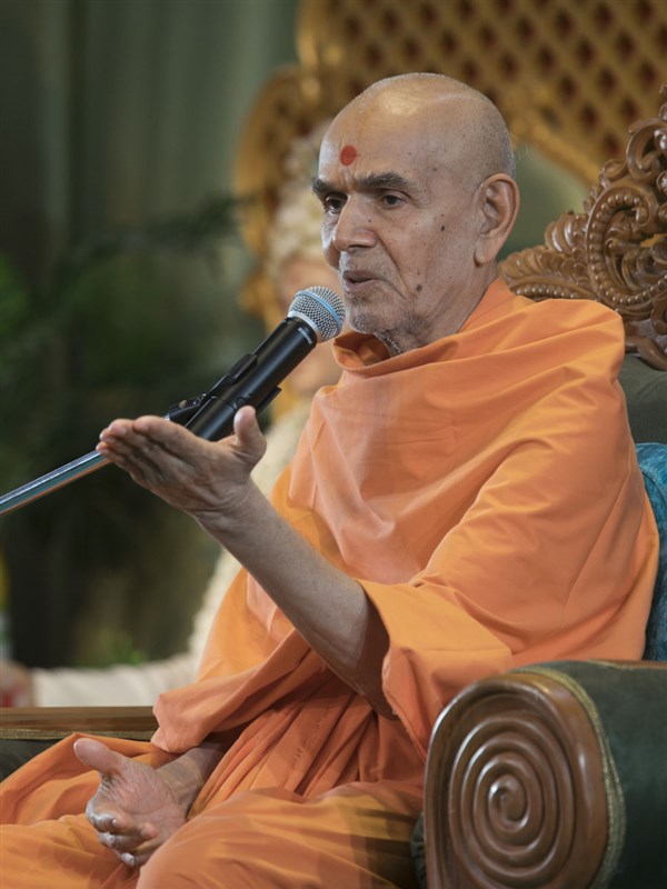 Swamishri blesses the morning satsang assembly, 11 Jun 2017