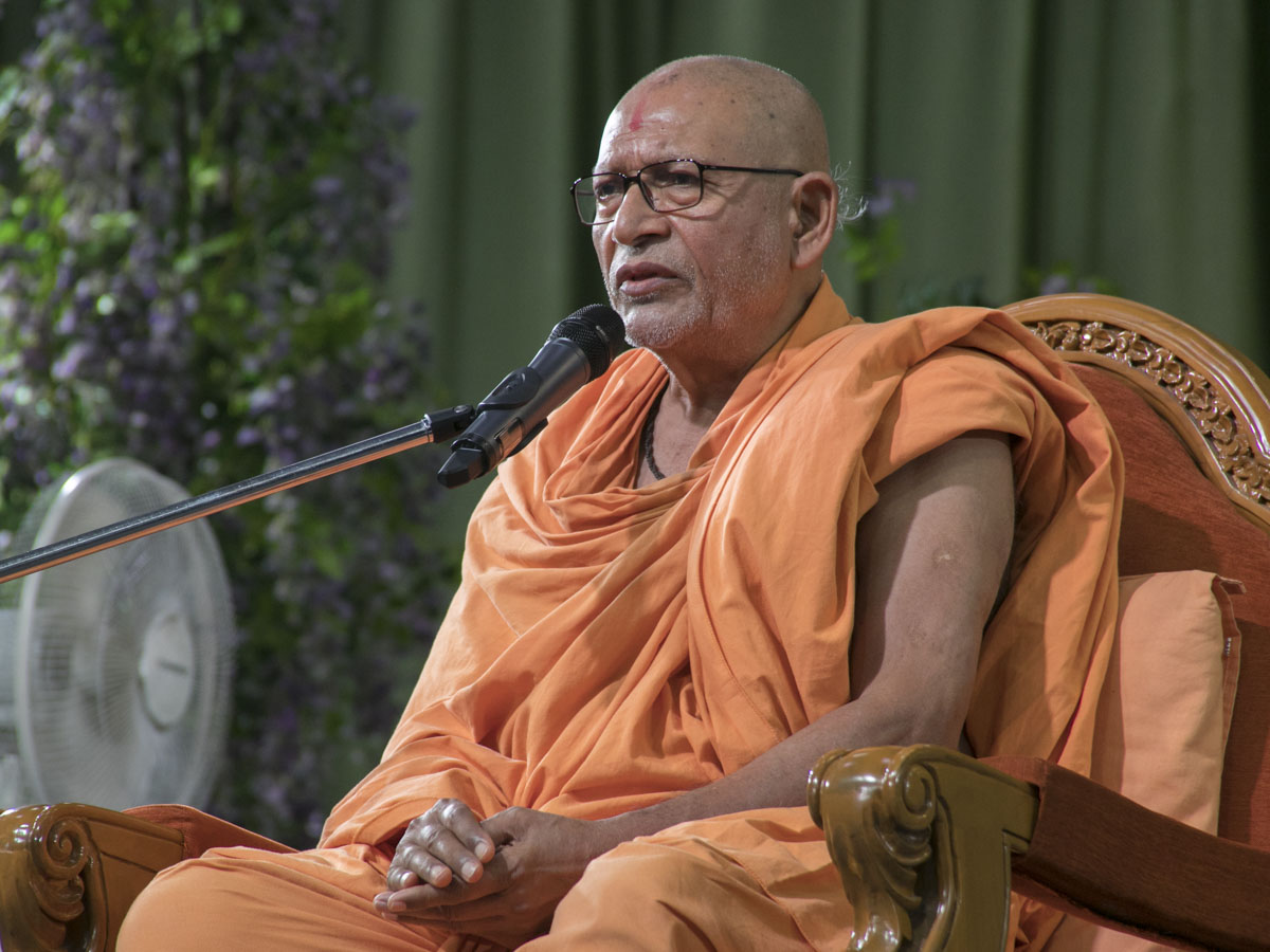Pujya Bhaktipriya Swami (Pujya Kothari Swami) addresses the Sunday satsang assembly, 11 Jun 2017