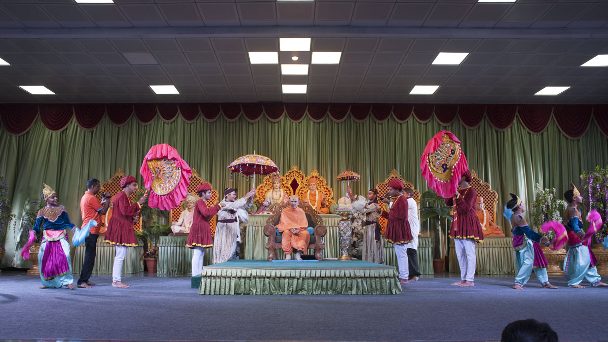 Children and youths welcome Swamishri with a presentation based on the bhajan 'Ek Same Amdavadma', 11 Jun 2017