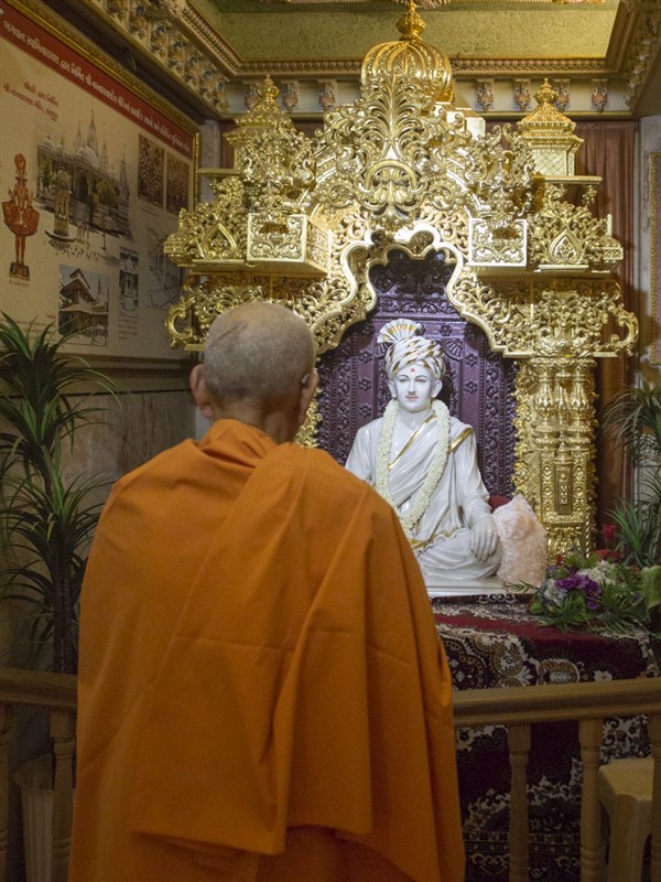 Swamishri engrossed in the darshan of Shri Bhagatji Maharaj, 12 Jun 2017