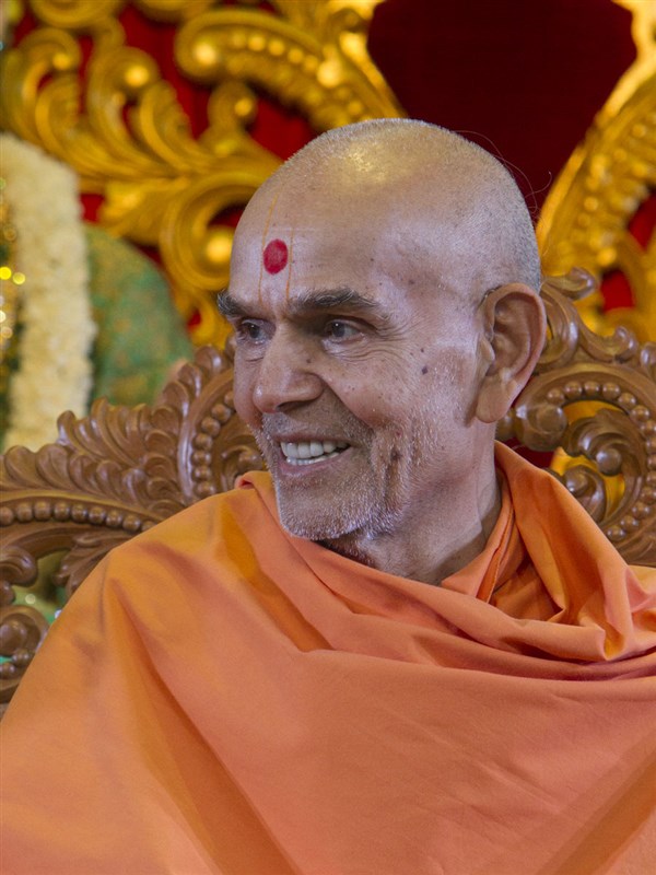 Swamishri in a divine, jovial mood, 12 Jun 2017