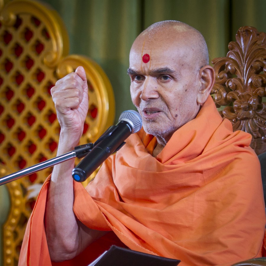 Swamishri blesses the morning satsang assembly, 12 Jun 2017