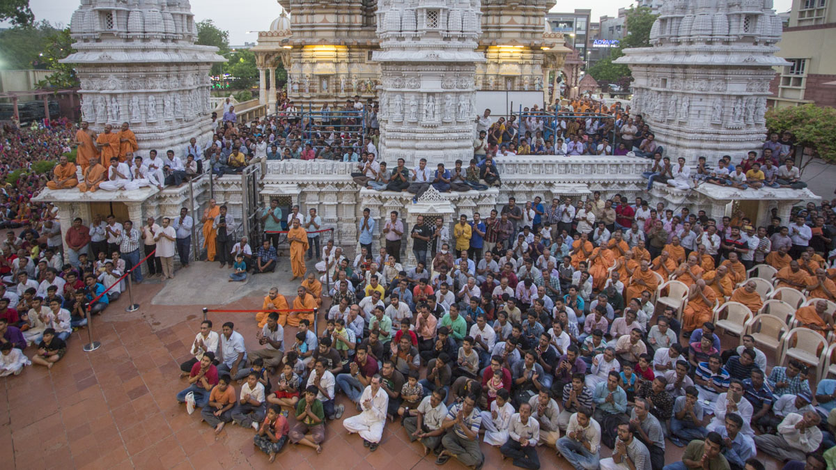 Sadhus and devotees doing darshan of Swamishri, 12 Jun 2017