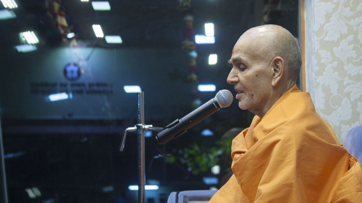 Swamishri blesses devotees, 12 Jun 2017