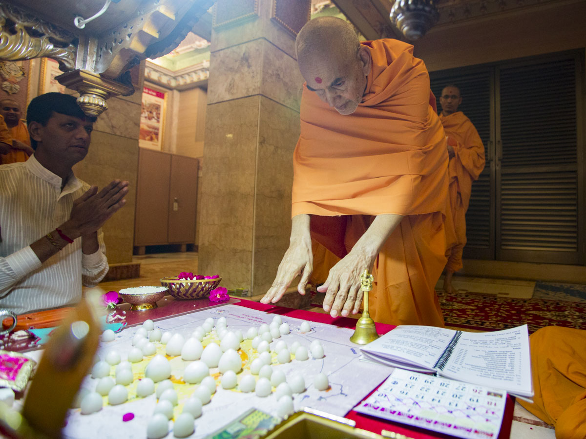 Swamishri engrossed in darshan of the mahapuja, 13 Jun 2017