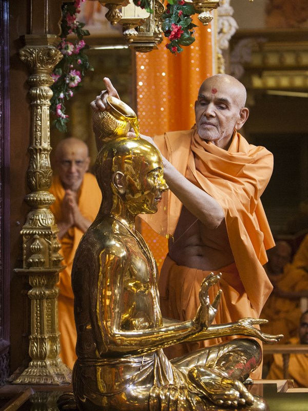 Swamishri performs abhishek of Bhagwan Swaminarayan, 13 Jun 2017