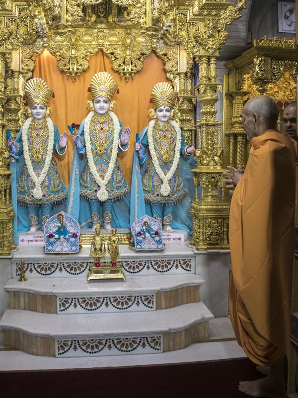 Swamishri engrossed in darshan of Thakorji, 13 Jun 2017