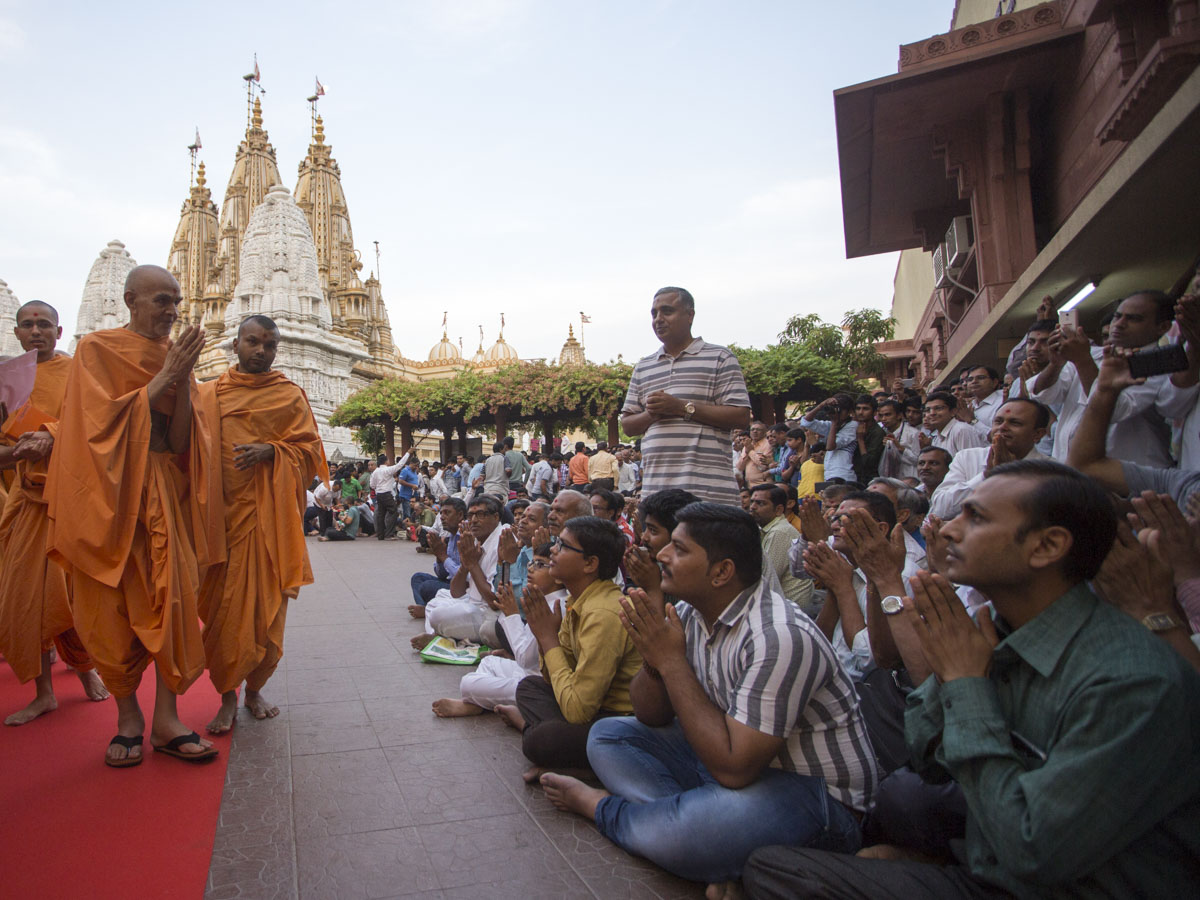 Swamishri greets devotees with 'Jai Swaminarayan', 13 Jun 2017
