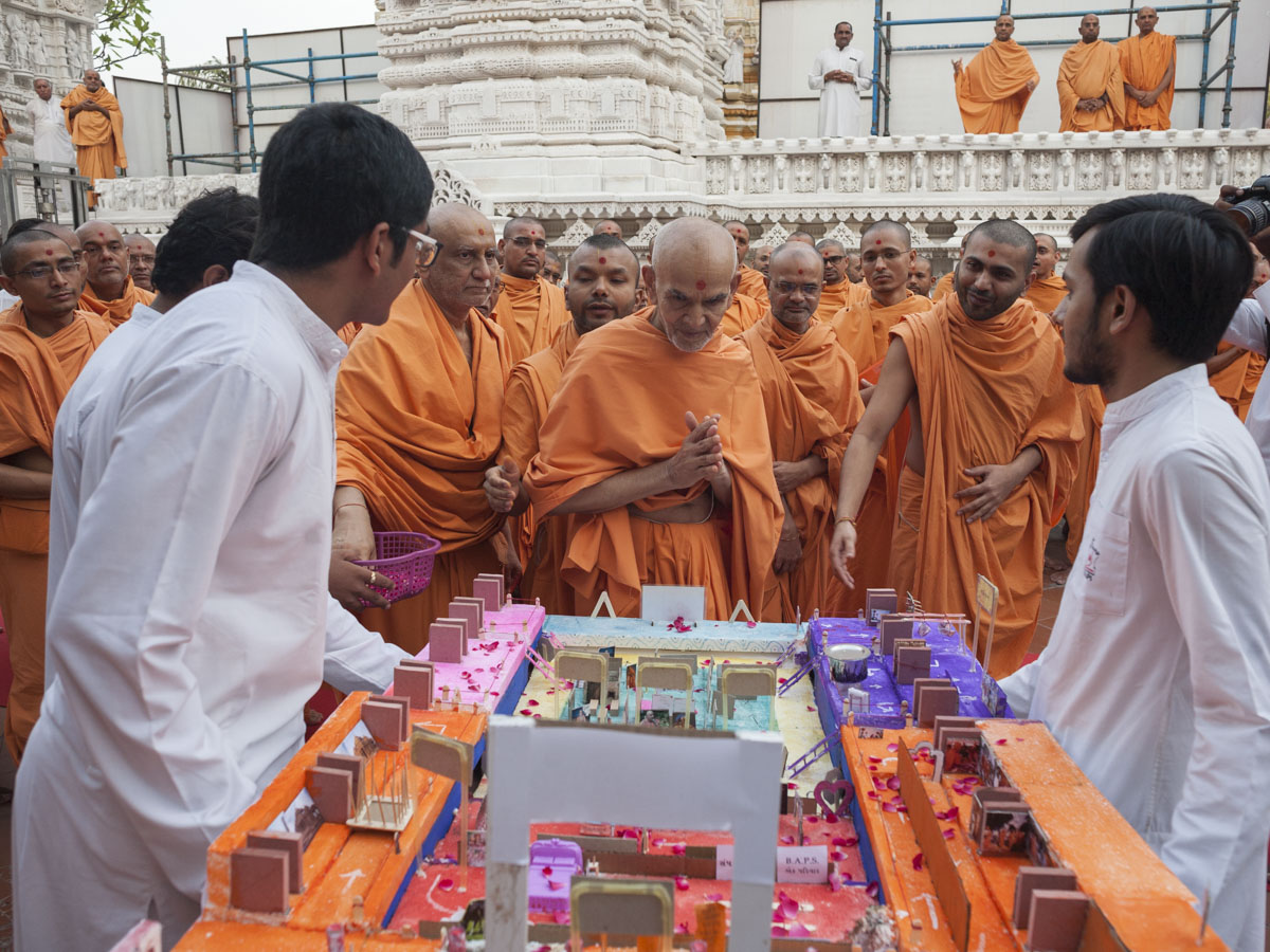 Swamishri observes a presentation by volunteers of the bal mandal, 13 Jun 2017