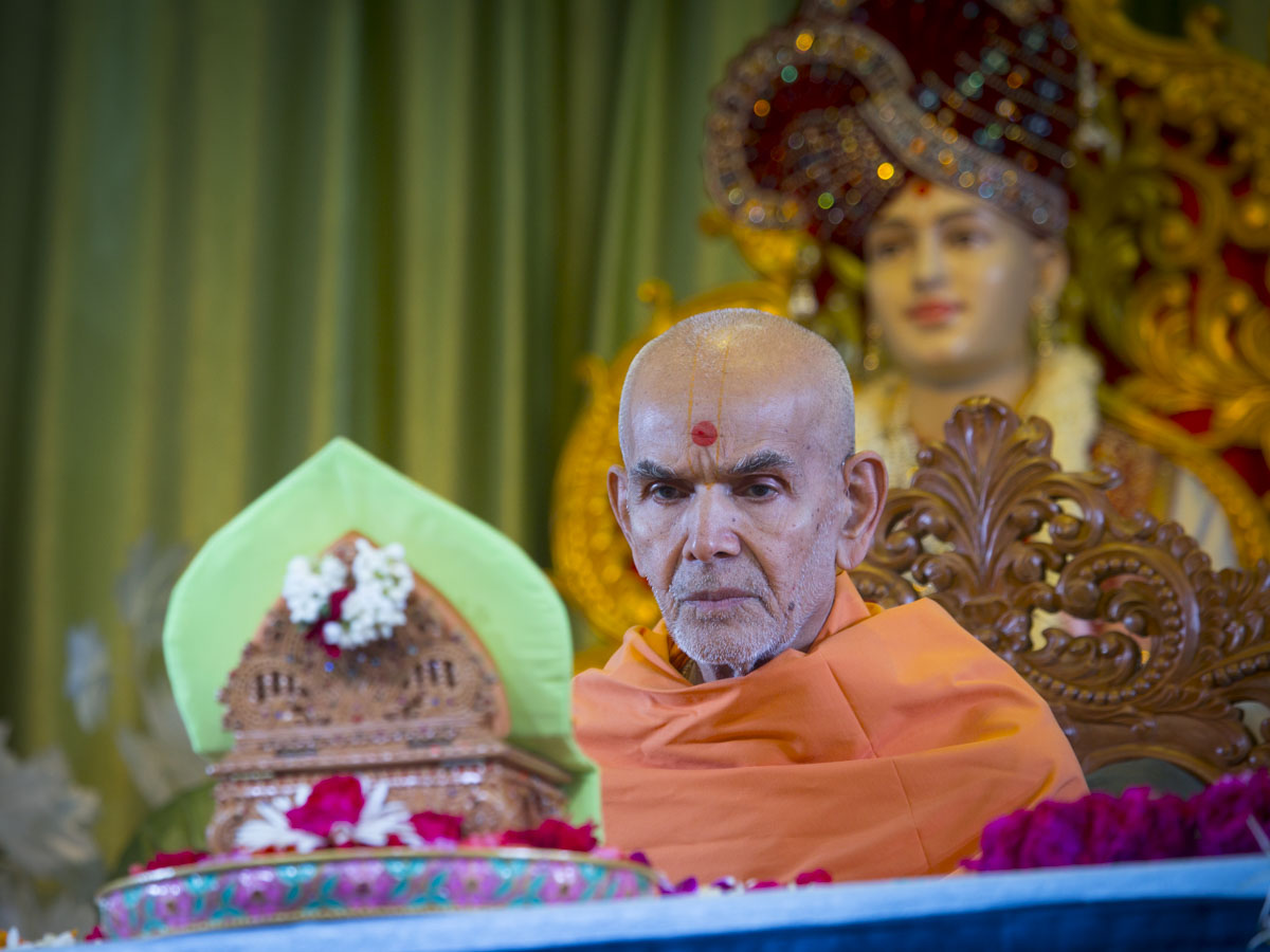 Swamishri performs his morning puja, 13 Jun 2017