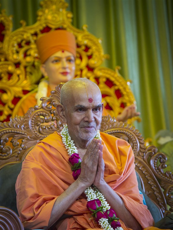 Swamishri honored with a garland, 13 Jun 2017