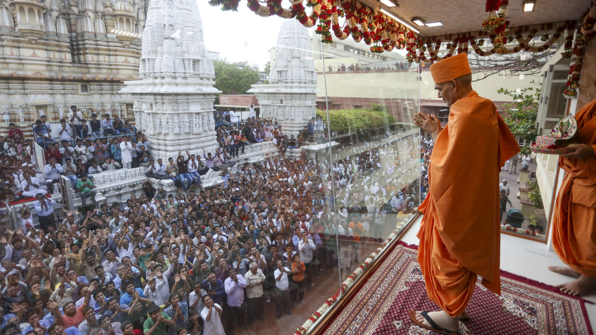 Swamishri arrives in Akshar Jharukho, 13 Jun 2017