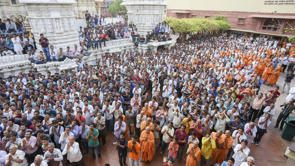Sadhus and devotees doing darshan of Swamishri, 13 Jun 2017