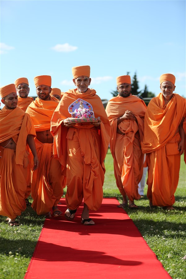 Param Pujya Mahant Swami Maharaj arrives with Shri Harikrishna Maharaj at Gibbons Recreation Ground in London