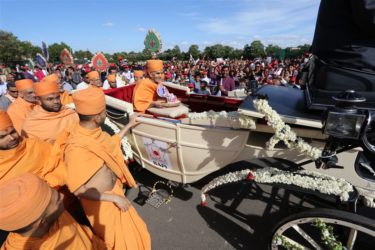 Swamishri and Shri Harikrishna Maharaj are drawn towards the Mandir in a traditional horse carriage