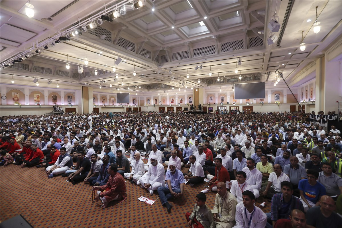 Devotees doing darshan during the welcome assembly