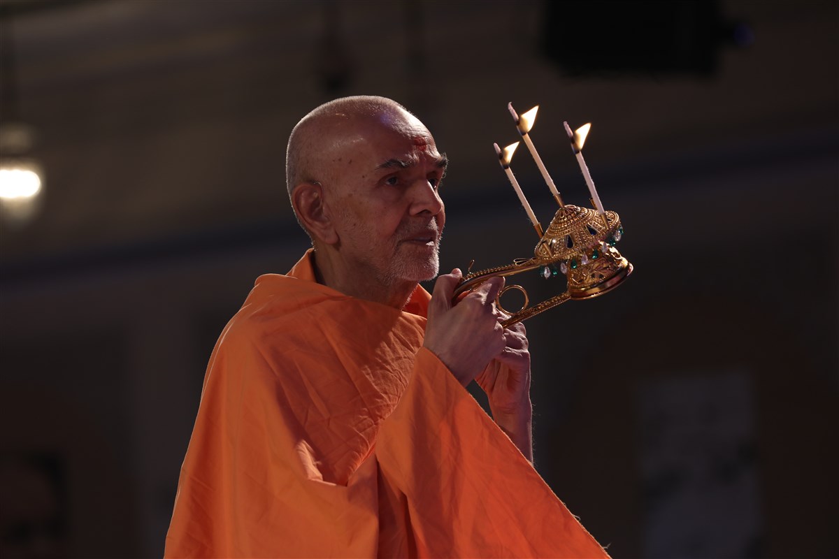 Swamishri performs evening arti in the assembly