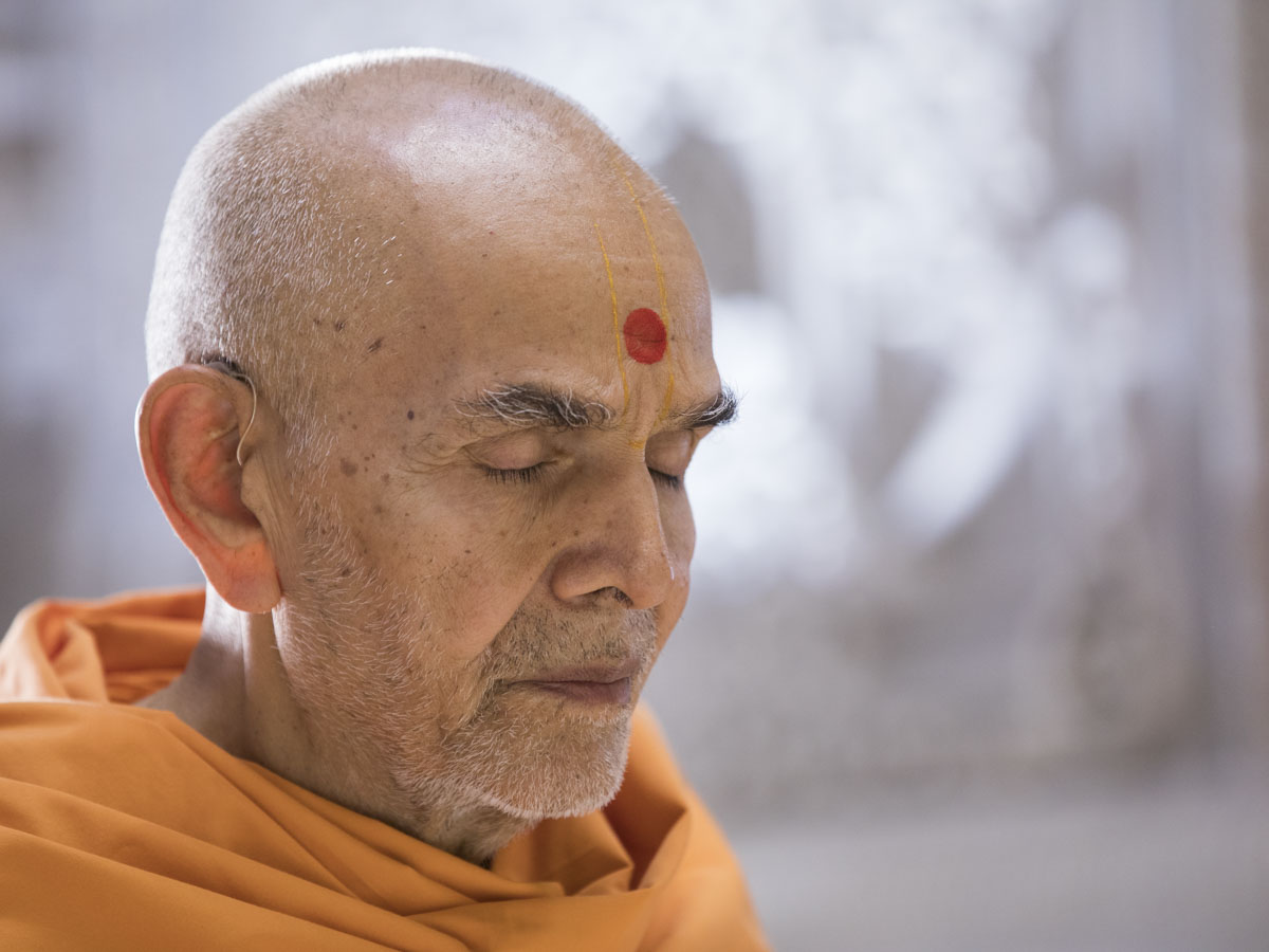 Swamishri engrossed in darshan of Thakorji, 14 Jun 2017