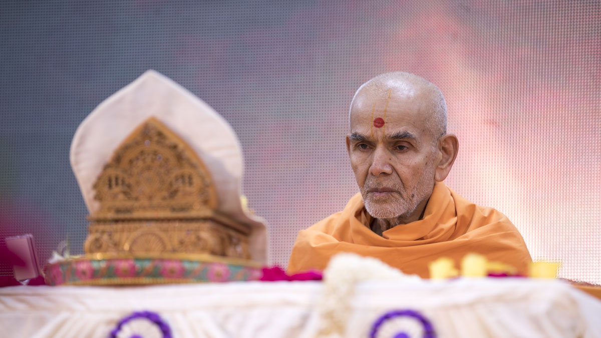Swamishri performs his morning puja, 14 Jun 2017