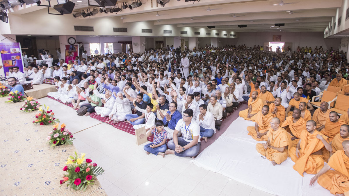 Sadhus and devotees doing Swamishri's puja darshan, 14 Jun 2017