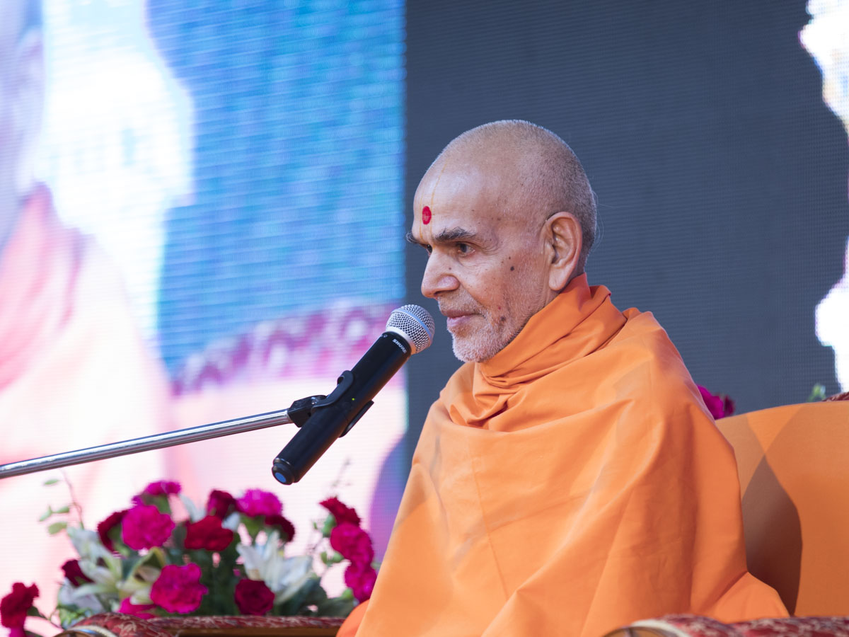 Swamishri blesses the morning satsang assembly, 14 Jun 2017