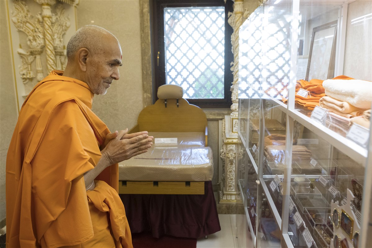 Swamishri engrossed in darshan of other prasadi items
