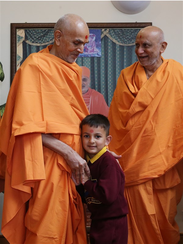 Swamishri blesses a young child