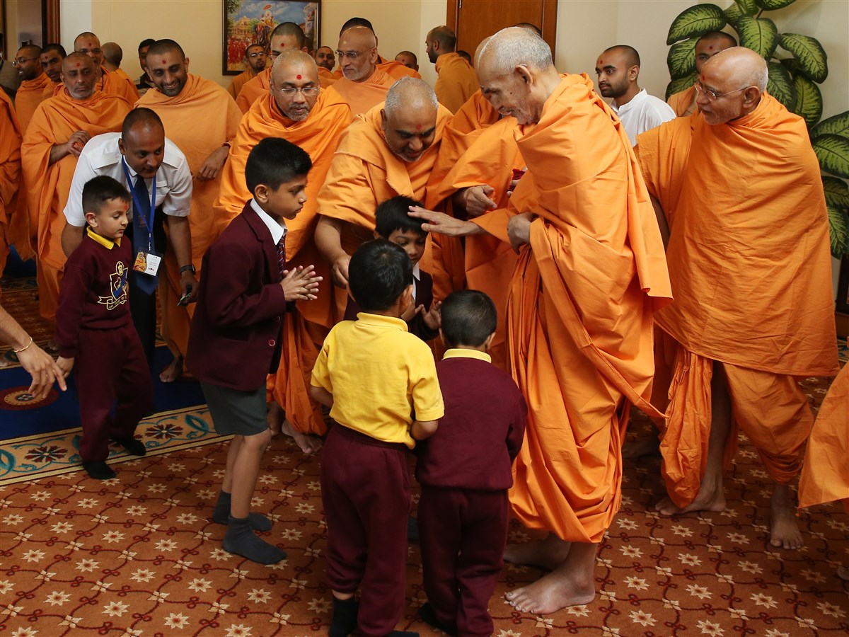 Swamishri blesses young pupils of The Swaminarayan School