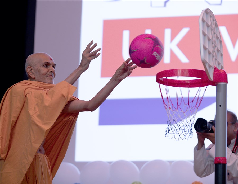 Swamishri inaugurates the Balika Mandal 'Premvati Cup' netball tournament