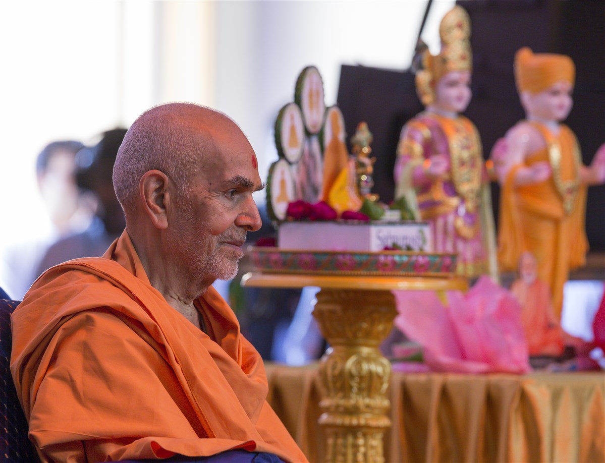 Swamishri graces Bal-Balika Satsang Shibir