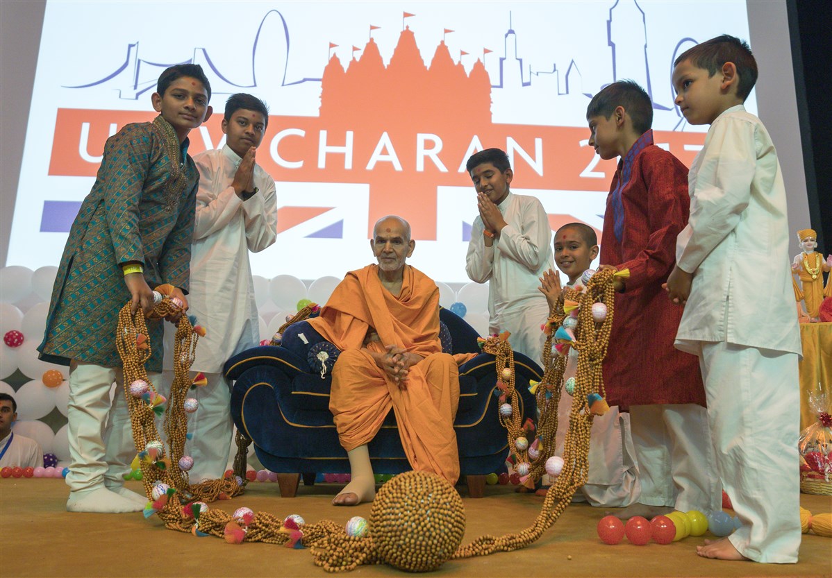Swamishri honoured with a garland by best-performing balaks from last year's Kidz Ultimate Challenge
