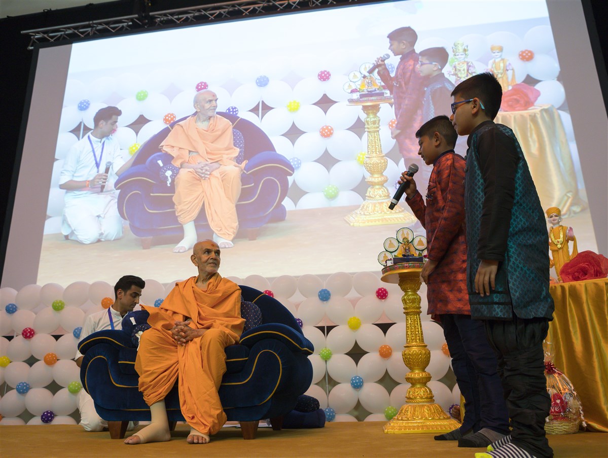 Swamishri participates in a question-and-answer session with the children