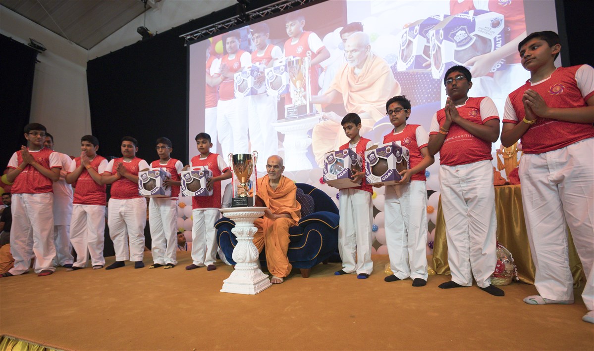 Swamishri inaugurates the Bal Mandal 'Pramukh Cup' football tournament
