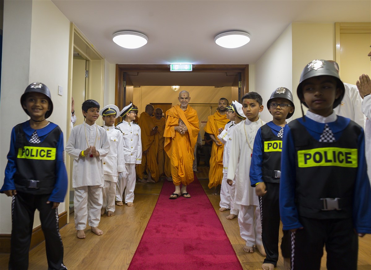 Balaks welcomed Swamishri into their Satsang Shibir with a guard of honour