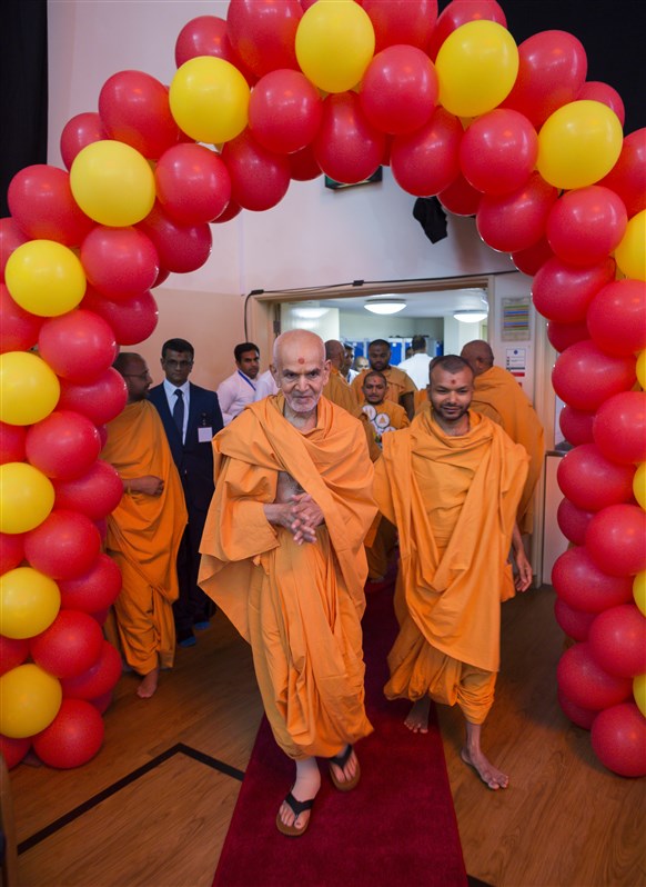 Swamishri arrives in the Bal-Balika Satsang Shibir, London, UK