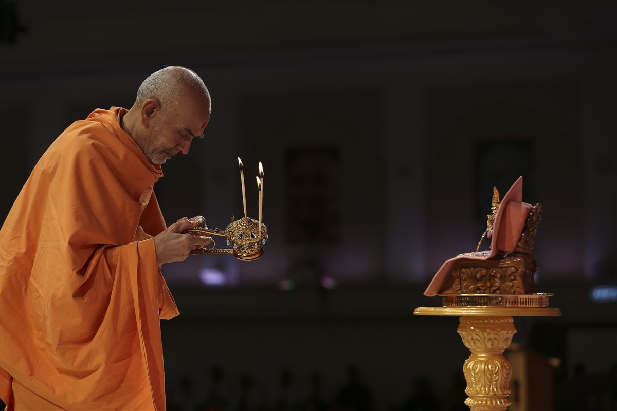 Swamishri performs evening arti of Harikrishna Maharaj in the assembly