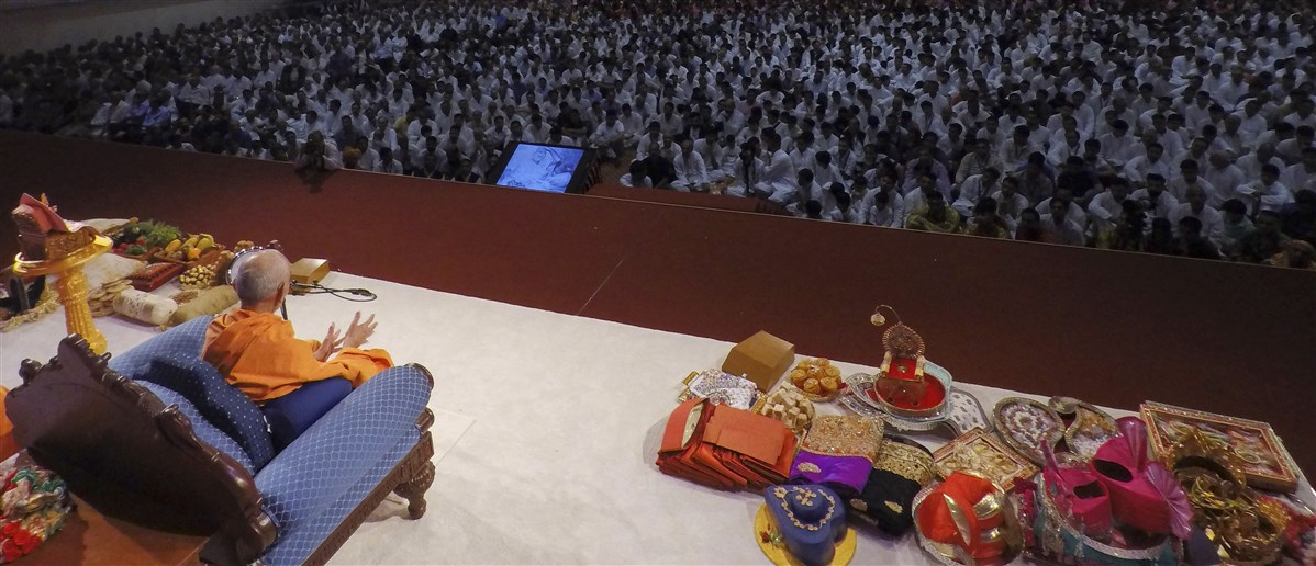 Devotees offered various gifts to Swamishri and Thakorji at their joyous arrival in the UK