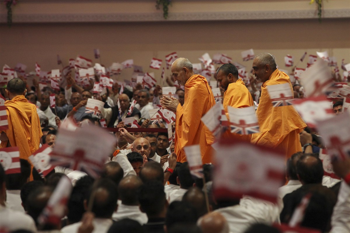 Swamishri entered the welcome assembly to a rapturous reception