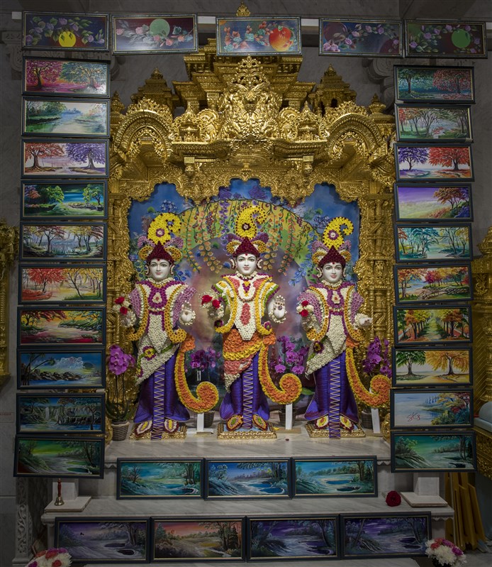 Parabrahman Bhagwan Swaminarayan, Aksharbrahman Gunatitanand Swami and Aksharmukta Gopalanand Swami