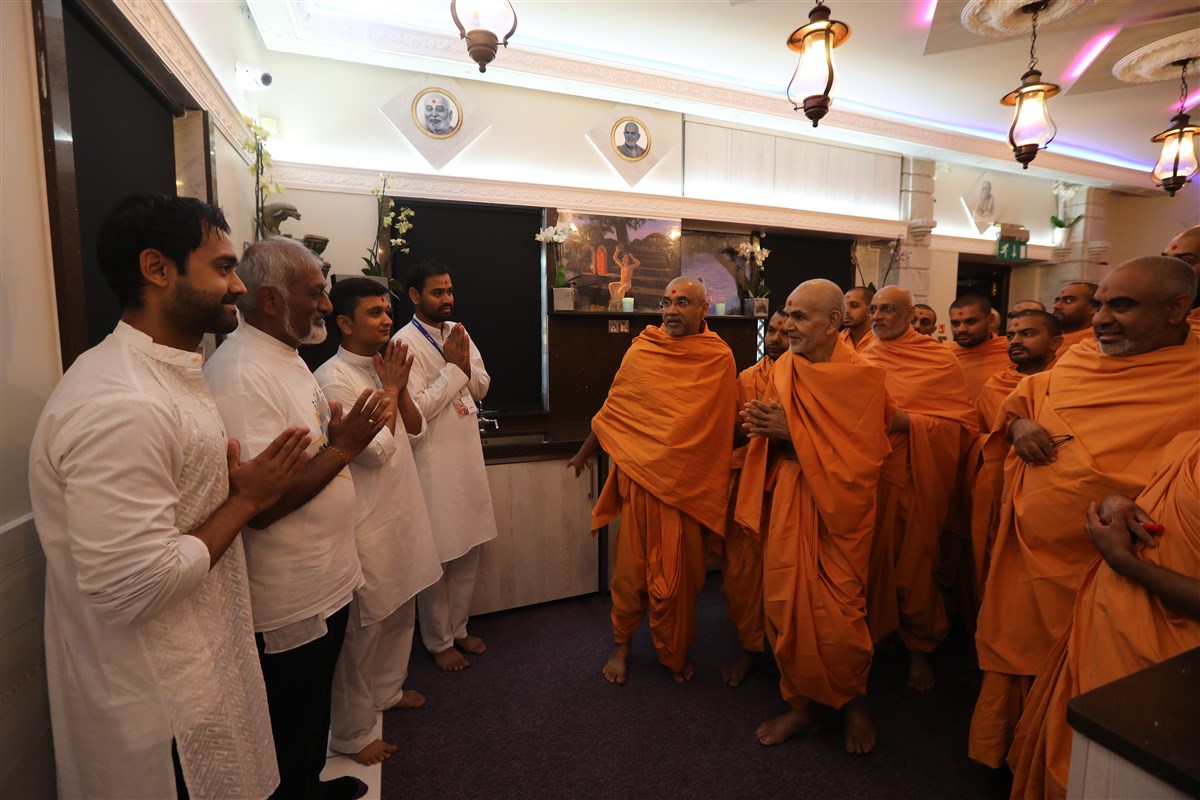 Swamishri greets volunteers