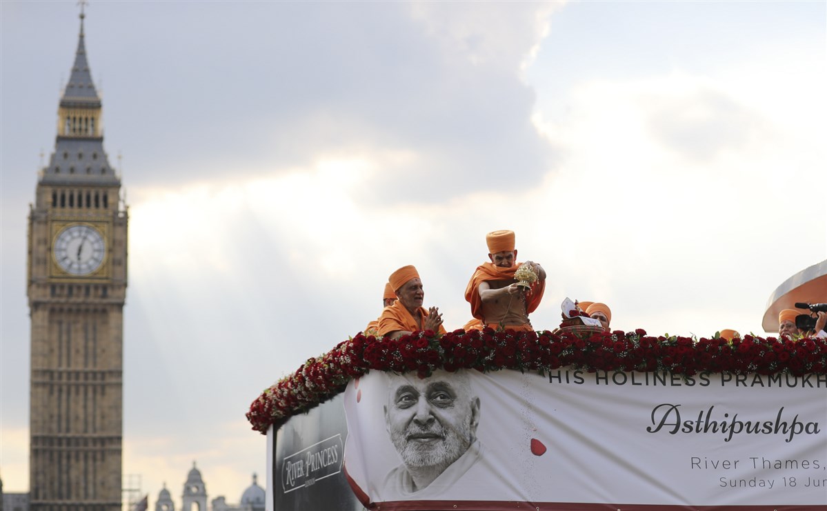 In the afternoon, Mahant Swami Maharaj arrived on the River Thames to ceremoniously scatter the asthipushpa (holy ashes) of HH Pramukh Swami Maharaj. <br><a href=" http://www.baps.org/News/2017/HH-Pramukh-Swami-Maharajs-Asthipushpa-Visarjan-11648.aspx" target="blank" style="text-decoration:underline; color:blue;">For more photos</a>