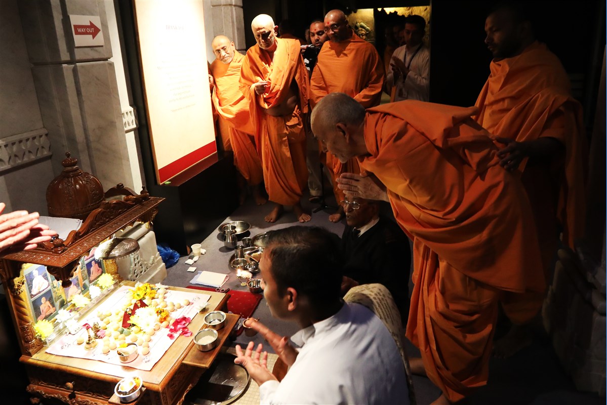 Param Pujya Mahant Swami Maharaj offers his respect to the daily mahapuja