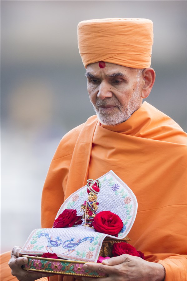 Swamishri humbly conveyed onto Harikrishna Maharaj the devotion of all those who had gathered