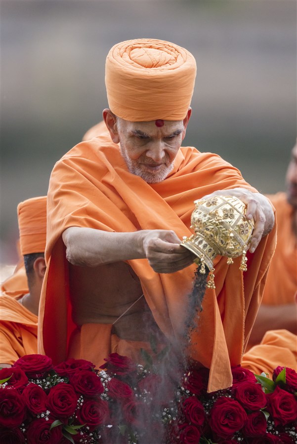 ... thus further blessing the city of London with the holy ashes of Pramukh Swami Maharaj