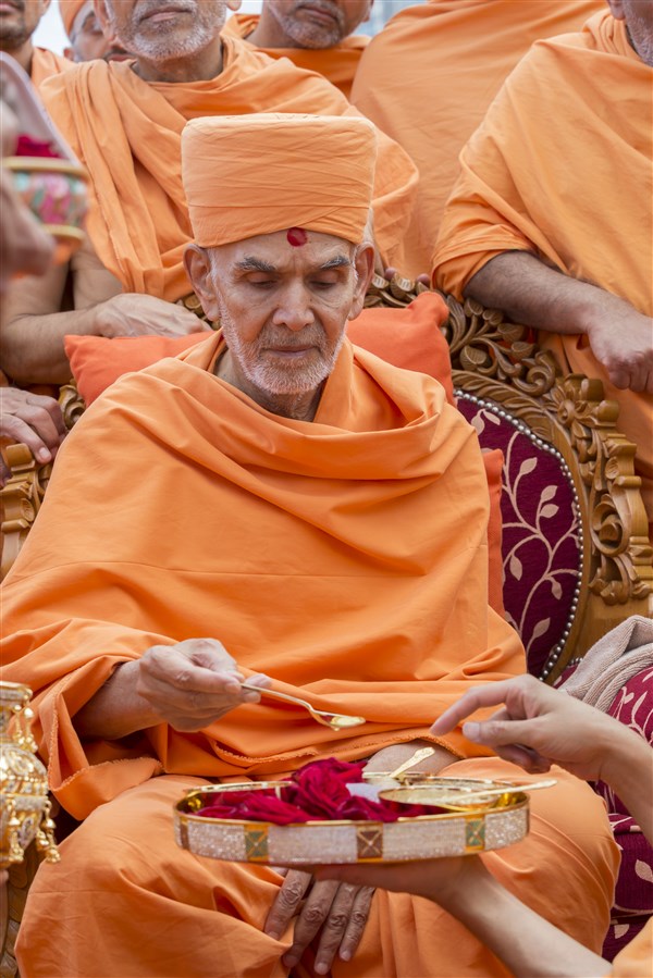 Swamishri concluded the ceremonies with the sadhus after almost two hours aboard the boat